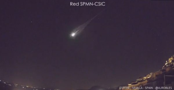 Η στιγμή που μετεωρίτης «διασχίζει» τον νυχτερινό ουρανό της Ισπανίας
