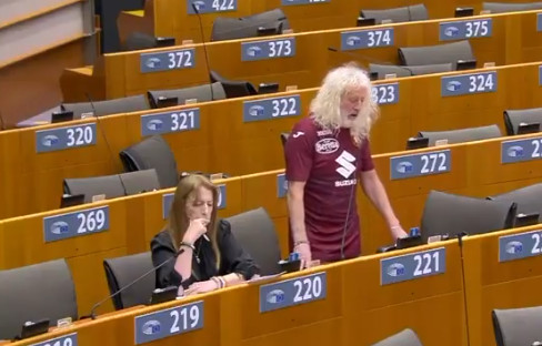 Viral βίντεο: Ιρλανδός Ευρωβουλευτής πήγε στο κοινοβούλιο με φανέλα της Τορίνο και... έβρισε την Γιουβέντους