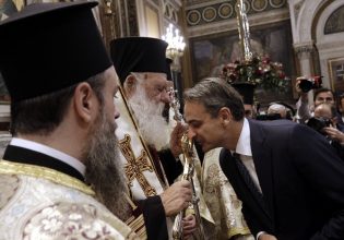 Ο Μητσοτάκης «προσκυνάει» τον Ιερώνυμο για ήρεμο Πάσχα στις εκκλησίες