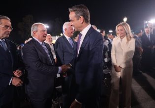 Συνέδριο Ν.Δ.: Οι «παγωμένες» χειραψίες Μητσοτάκη με Σαμαρά και Καραμανλή – Όσα κατέγραψε ο φωτογραφικός φακός