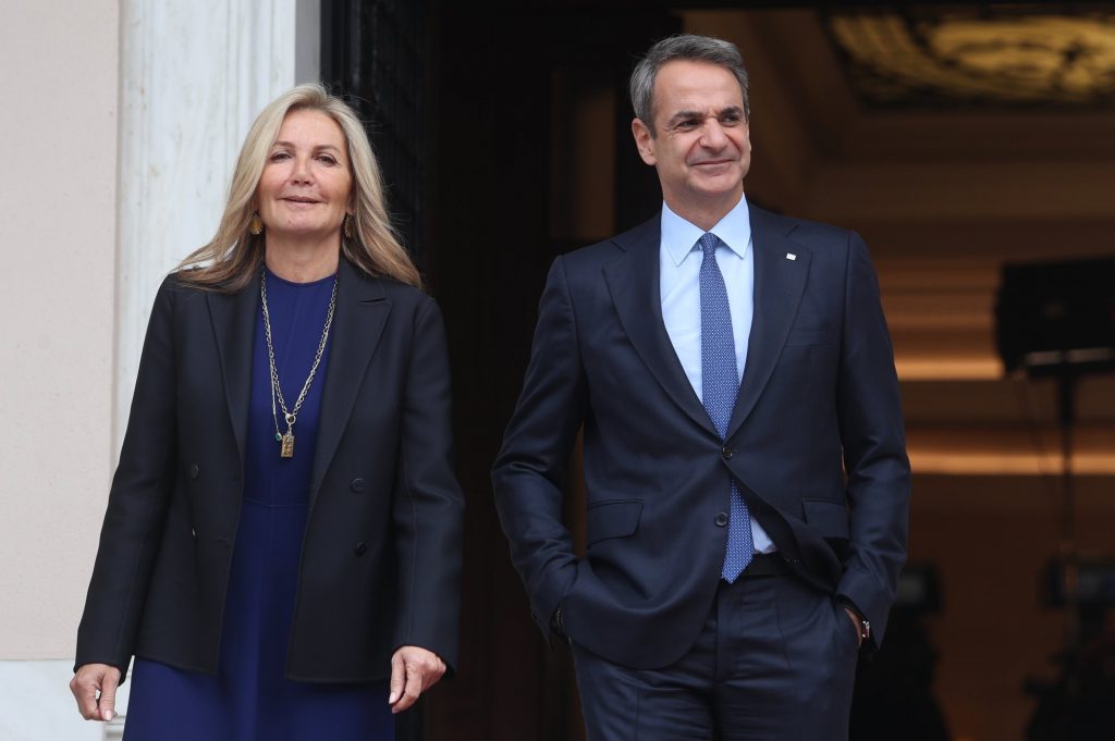 Μάρτυρας στο δικαστήριο, στο πλευρό της συζύγου του, ο Κυριάκος Μητσοτάκης