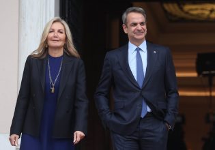 Μάρτυρας στο δικαστήριο, στο πλευρό της συζύγου του, ο Κυριάκος Μητσοτάκης