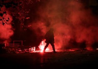 Εξάρχεια: Μπαράζ επιθέσεων κατά των ΜΑΤ με μολότοφ, πέτρες ακόμα και καρέκλες – Φωτιές σε κάδους