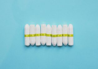 «Ματώνουν» τα δικαιώματα των γυναικών στην ΕΕ – Η φτώχεια της περιόδου εξακολουθεί να αποτελεί πρόβλημα