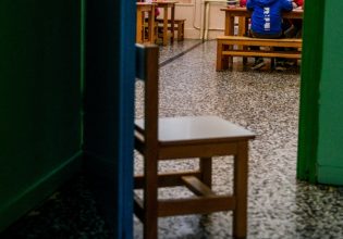Καθαρίστρια κατηγορείται ότι φωτογράφησε νήπιο στις τουαλέτες σχολείου