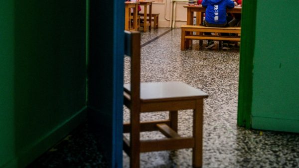 Καθαρίστρια κατηγορείται ότι φωτογράφησε νήπιο στις τουαλέτες σχολείου