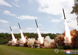 Βόρεια Κορέα: Ομοβροντία πυραύλων σε άσκηση «πυρηνικής αντεπίθεσης» υπό το βλέμμα του Κιμ Γιονγκ Ουν