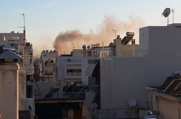 Νέα Σμύρνη: Υπό έλεγχο η πυρκαγιά σε διαμέρισμα – Στο νοσοκομείο δύο γυναίκες