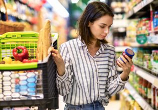 Διατροφολόγος: Αυτά είναι τα τρόφιμα που δεν αγοράζει ποτέ από το σούπερ μάρκετ