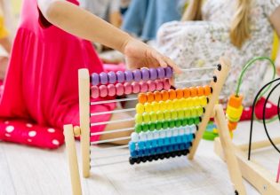 «Δεν το έκανα κρυφά» λέει η γυναίκα που φωτογράφισε κορίτσι σε τουαλέτες νηπιαγωγείου