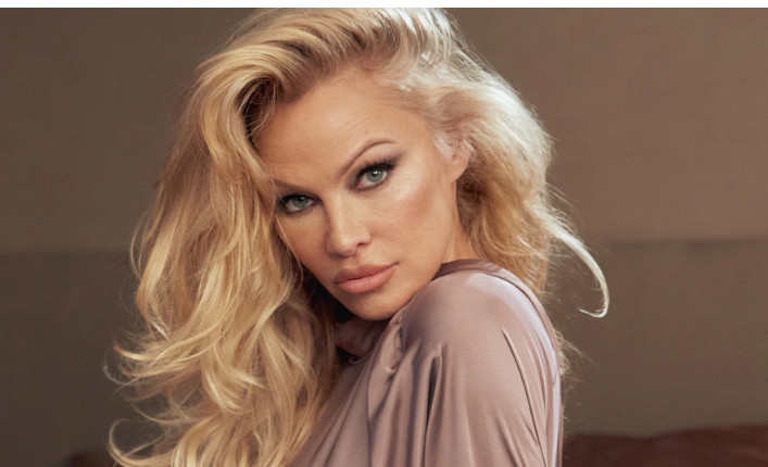 Η Πάμελα Άντερσον «συναντά» τον Λίαμ Νίσον για το ριμέικ του «Naked Gun»