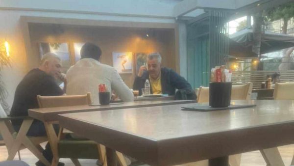 Τους τσάκωσαν στα πράσα: Παρέα Καρυπίδης και «Γιαννάκης» στη Γλυφάδα (pic)