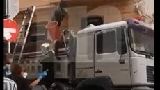 Πειραιάς: Βίντεο ντοκουμέντο λίγα λεπτά μετά την κατάρρευση του κτιρίου – Το φορτηγό που σκοτώθηκε ο αστυνομικός