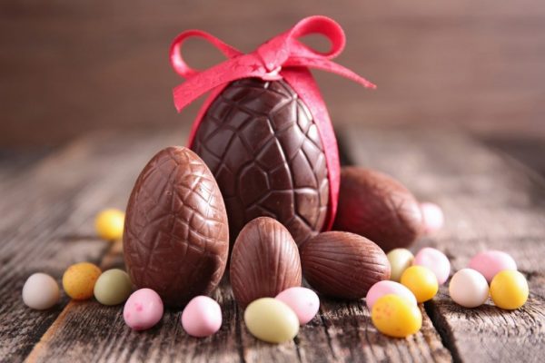 Πάσχα: Η διακύμανση των τιμών για κρέας, λαχανικά, αυγά, λαμπάδες και σοκολατένια αυγά
