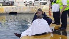 Πειραιάς: Ηλικιωμένη έπεσε στη θάλασσα, έσπευσαν να τη σώσουν – Βίντεο από τη δραματική διάσωση