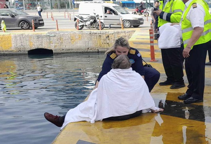 Πειραιάς: Ηλικιωμένη έπεσε στη θάλασσα, έσπευσαν να τη σώσουν - Βίντεο από τη δραματική διάσωση