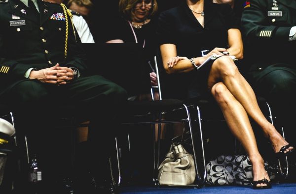 H γυναίκα που έστειλε έναν διευθυντή της CIA σπίτι του για ένα χάϊδεμα κάτω από το τραπέζι