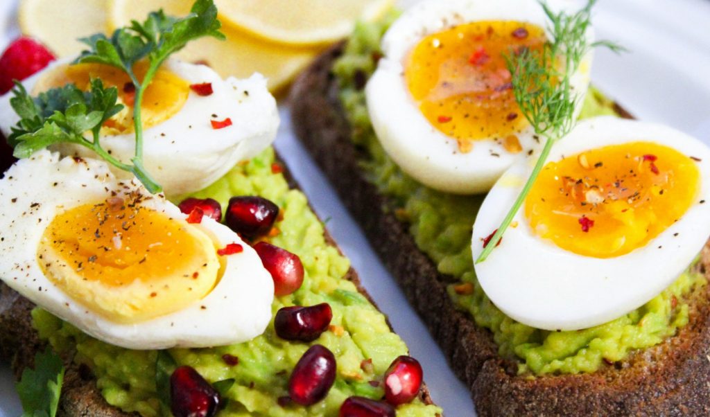 Τα αυγά ανεβάζουν τελικά τη χοληστερίνη ή ωφελούν;