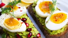 Τα αυγά ανεβάζουν τελικά τη χοληστερίνη ή ωφελούν;