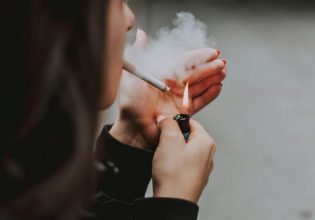 Βρετανία: Ο Σούνακ θέλει να δημιουργήσει την πρώτη άκαπνη γενιά