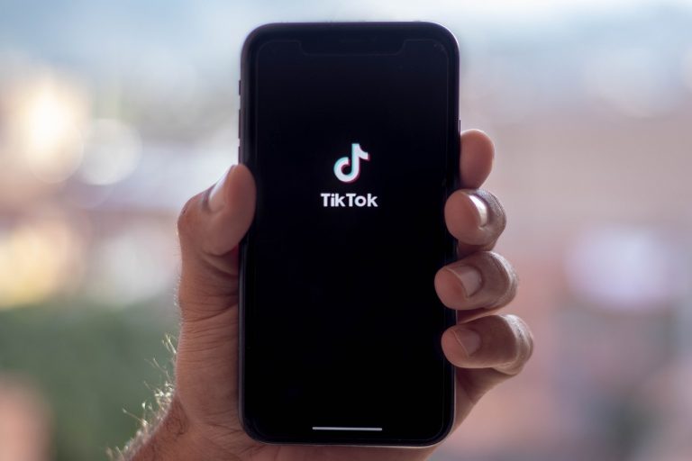 Το TikTok βρίσκει απέναντί του και την Ευρωπαϊκή Ένωση – Ποια υπηρεσία του πρόκειται να απαγορευτεί