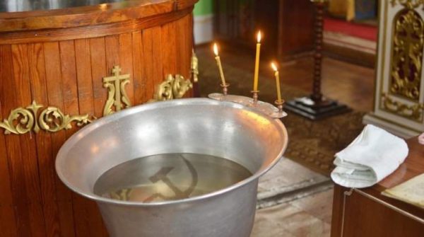 Θαύμα, το λάδι σχημάτισε σφυροδρέπανο στην κολυμπήθρα του Κουτσούμπα