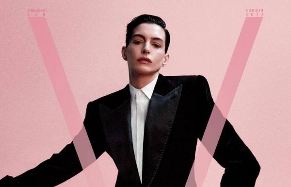 Η Αν Χάθαγουεϊ μιμείται τέλεια τον χαρακτήρα της Τζούλι Άντριους του 1982 σε μια θρυλική φωτογράφιση