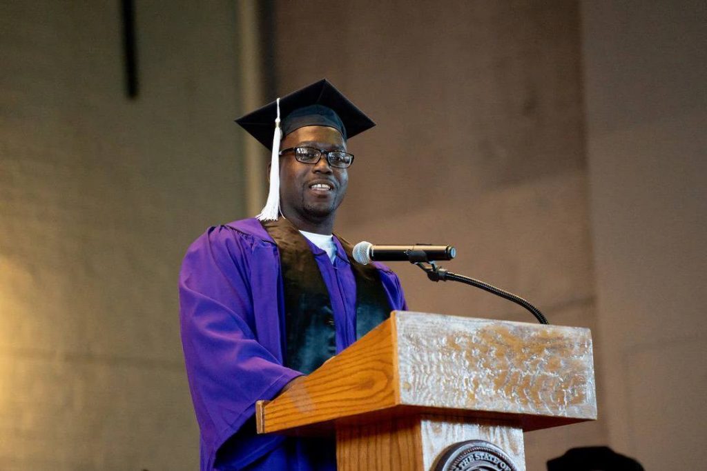 Πήρε πτυχίο πανεπιστημίου ενώ ήταν στη φυλακή – Τώρα ονειρεύεται να γίνει δικηγόρος