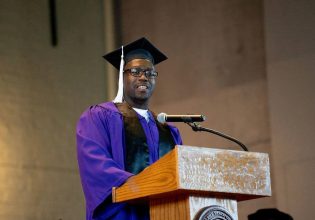 Πήρε πτυχίο πανεπιστημίου ενώ ήταν στη φυλακή – Τώρα ονειρεύεται να γίνει δικηγόρος