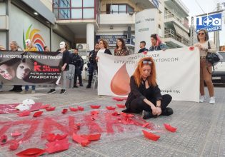 Γυναικοκτονία στους Αγίους Αναργύρους: Διαμαρτυρία έξω από το ΑΤ – «Καμία άλλη ποτέ ξανά»