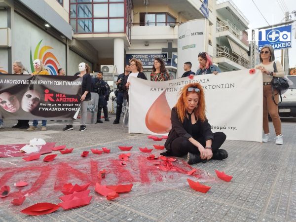 Γυναικοκτονία στους Αγίους Αναργύρους: Διαμαρτυρία έξω από το ΑΤ – «Καμία άλλη ποτέ ξανά»