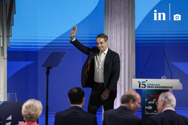 ΣΥΡΙΖΑ για Μητσοτάκη: Έδειξε πανικό κουνώντας το δάχτυλο – Οι πολιτές τον έχουν καταλάβει