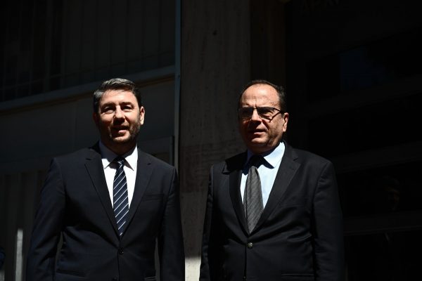 Στην ΑΔΑΕ ο Ανδρουλάκης – «Ανοίγω το κουτί της Πανδώρας για την κυβέρνηση Μητσοτάκη»