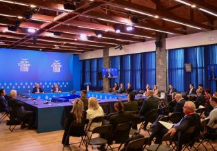 Θεοδωρικάκος στο Φόρουμ Δελφών: Εθνικές προτεραιότητες το δημογραφικό και ο παγκόσμιος Ελληνισμός