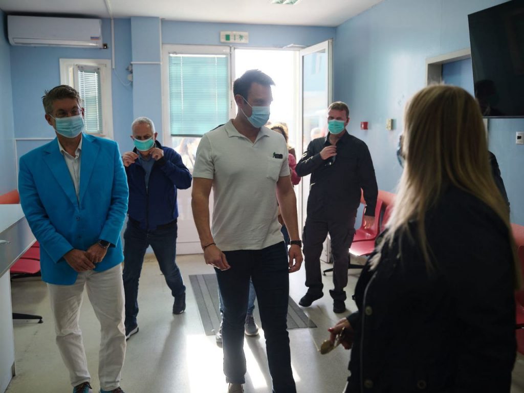 Κασσελάκης από Νοσοκομείο Σύρου: Δεν νοείται κοινωνικό κράτος με μόνο κίνητρο το φιλότιμο