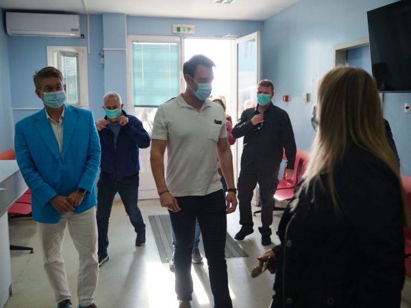 Κασσελάκης από Νοσοκομείο Σύρου: Δεν νοείται κοινωνικό κράτος με μόνο κίνητρο το φιλότιμο