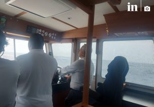 Με οδηγό τον ναύαρχο Αποστολάκη συνεχίζει τη ναυτική περιοδεία ο Κασσελάκης – Δείτε βίντεο