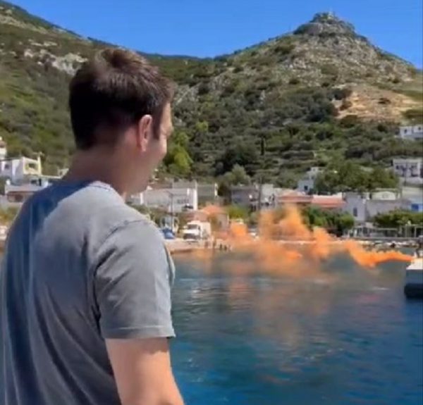 «Μόνο ΣΥΡΙΖΑ» – Αποχαιρέτησαν με καπνογόνα τον Κασσελάκη από τους Φούρνους (vid)