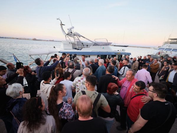 Σε Σάμο και Χίο ο Στέφανος Κασσελάκης – Η έκπληξη με τον μαθητή, το δώρο και το «ρεύμα» (vid)