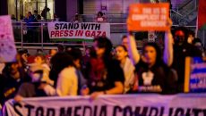 ΗΠΑ: Ο Μπάιντεν περιέπαιξε τον Τραμπ σε δείπνο με δημοσιογράφους – Τον υποδέχτηκαν φιλοπαλαιστίνιοι διαδηλωτές
