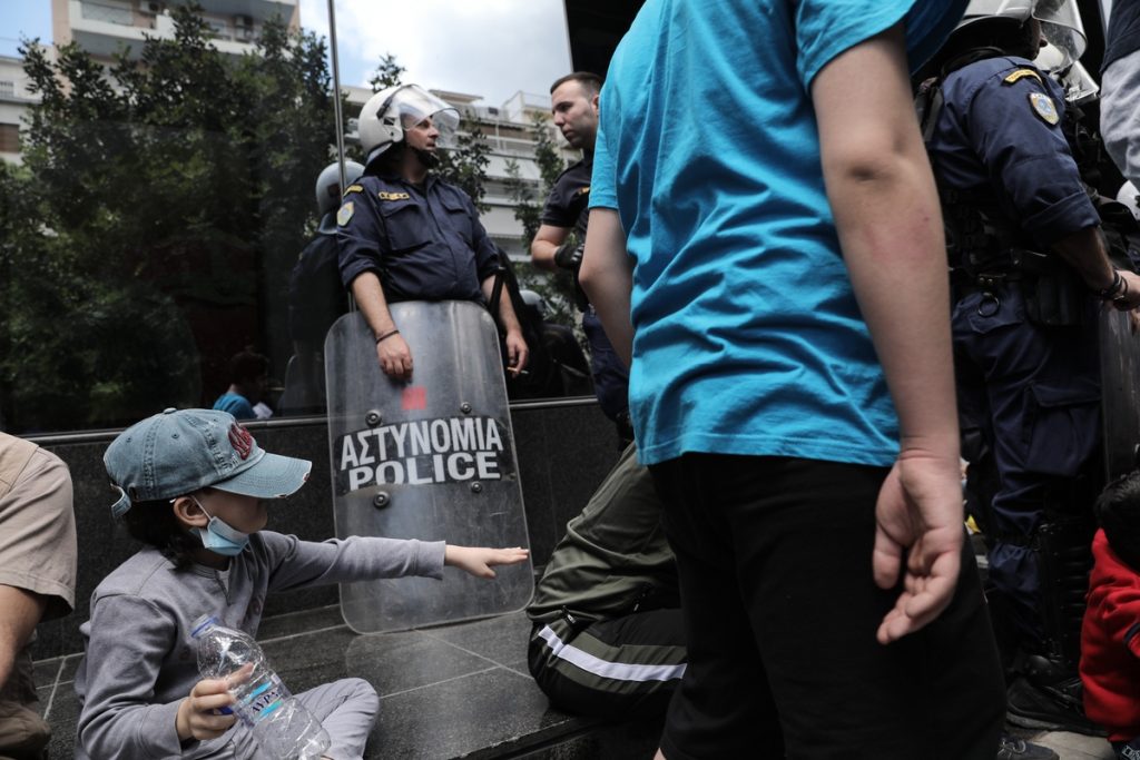 Δημοτικός σύμβουλος ζητά την απομάκρυση «παρανόμων μεταναστών» από το κέντρο της Αθήνας