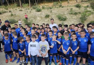 Ντελίριο για Μπακασέτα στη Νεμέα και πως αντάμειψε ο αρχηγός της Εθνικής, τους μικρούς θαυμαστές (pics)