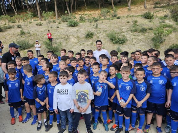 Ντελίριο για Μπακασέτα στη Νεμέα και πως αντάμειψε ο αρχηγός της Εθνικής, τους μικρούς θαυμαστές (pics)