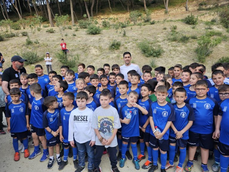 Ντελίριο για Μπακασέτα στη Νεμέα και πως αντάμειψε ο αρχηγός της Εθνικής, τους μικρούς θαυμαστές (pics)