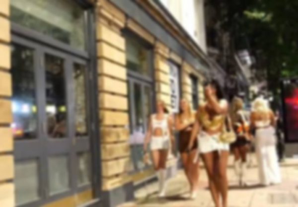 Το νέο trend του διαδικτύου ζέχνει σεξισμό: Βιντεοσκοπούν κρυφά τα ντυσίματα των γυναικών που πάνε για ποτό