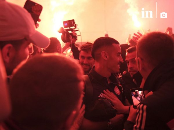 «Με ένα όνειρο τρελό…» – Μυθική υποδοχή των νικητών – Σε έκσταση οι φίλαθλοι του Ολυμπιακού