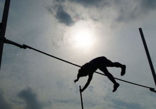 Στα Τέμπη βλέπει μόνο πρόβλημα χειρισμών, η ακρίβεια εξαντλεί τα όρια αντοχών, αμ θα ρίχνει τον πήχη των ευρωεκλογών