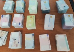 Μπήκαν στη χώρα με 600 πλαστά έγγραφα ταυτοτήτων και αδειών διαμονής – Το απίστευτο σημείο που τα έκρυψαν