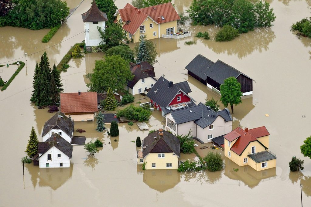 Η υπερθέρμανση του πλανήτη χτυπά τα… σπίτια μας – Ποιος θα πληρώσει τις καταστροφές;