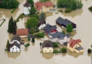 Η υπερθέρμανση του πλανήτη χτυπά τα… σπίτια μας – Ποιος θα πληρώσει τις καταστροφές;